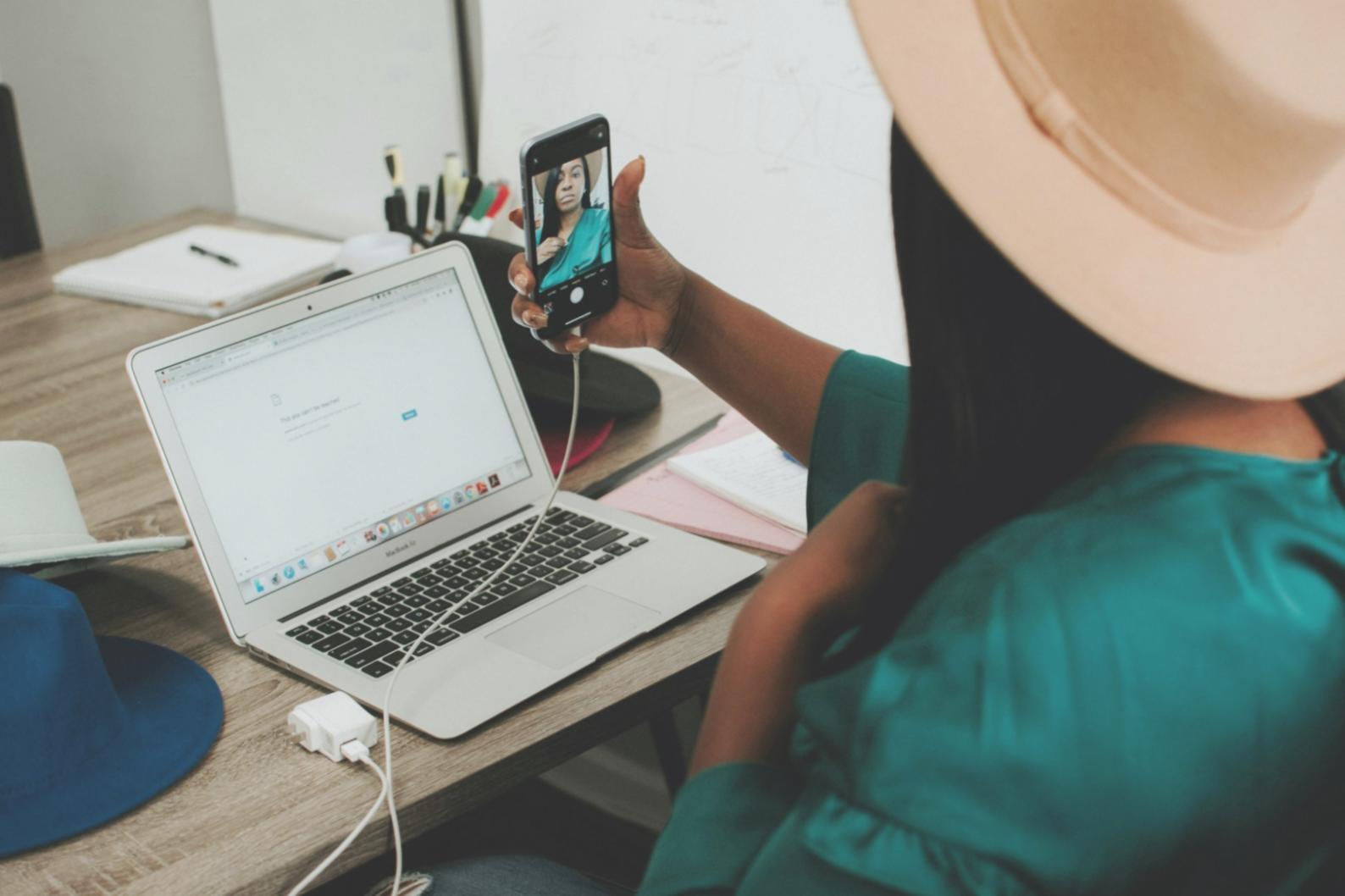 Teilnehmer bei der Gruppenarbeit im Lernprogramm